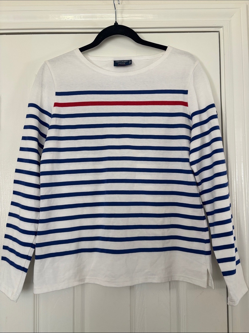 Saint James L’atelier White Crewneck too with Blue Stripes and Red Accent